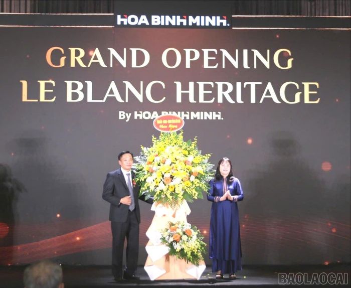  Thay mặt lãnh đạo tỉnh, đồng chí Hoàng Thị Thanh Bình - Phó Chủ tịch HĐND tỉnh tặng hoa chúc mừng Công ty Cổ phần Tập đoàn Hòa Bình Minh. 