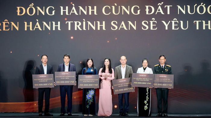 Tập đoàn Hòa Bình Minh trao tặng 800 triệu đồng cho các quỹ an sinh xã hội của tỉnh Lào Cai, Thái Nguyên và một số xã, phường trên địa bàn tỉnh. 