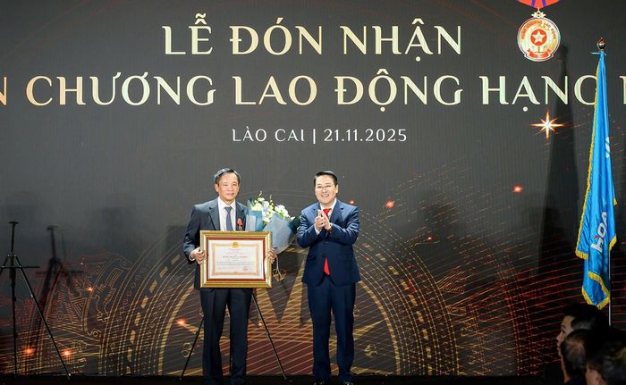  Thừa ủy quyền của Chủ tịch nước, đồng chí Nguyễn Tuấn Anh - Phó Bí thư Tỉnh ủy, Chủ tịch UBND tỉnh trao tặng Huân chương Lao động hạng Nhất cho ông Bùi Minh Lực - Chủ tịch Hội đồng quản trị kiêm Tổng Giám đốc công ty. 