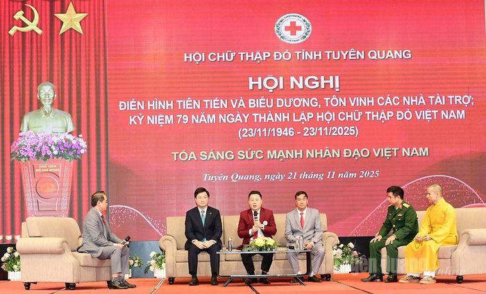 Đại biểu tham gia tọa đàm với nội dung Tình người trong bão lũ tại chương trình.