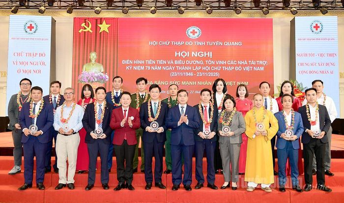Đồng chí Ma Thế Hồng, Phó Bí thư Tỉnh ủy, Chủ tịch Ủy ban MTTQ Việt Nam tỉnh và lãnh đạo Hội Chữ thập đỏ trao biểu trưng tôn vinh các nhà tài trợ có thành tích trong hoạt động nhân đạo.