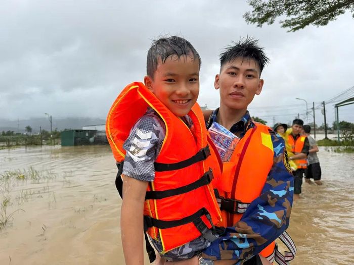 Không chỉ thực phẩm và các vật dụng, người dân Khánh Hòa rất cần sự hỗ trợ về nhân lực để giúp họ vượt qua cơn lũ dữ. Ảnh: VÕ TÙNG 