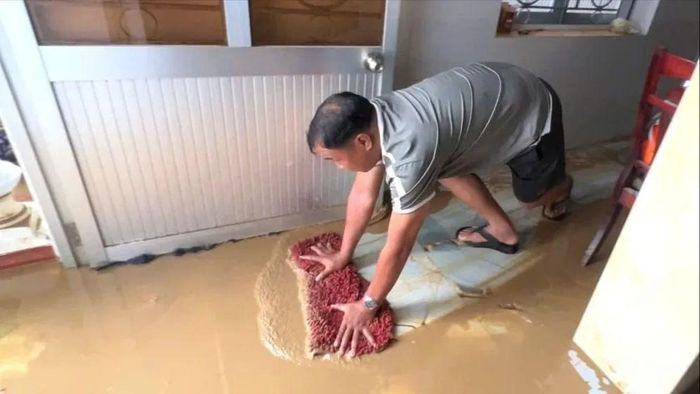  Hiện người dân rất cần nước sạch để rửa, dọn dẹp nhà cửa. Ảnh: PHẠM HẢI 