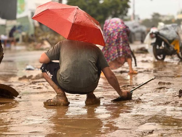  Người dân vật lộn với cuộc sống sau lũ. Ảnh: PHẠM HẢI 