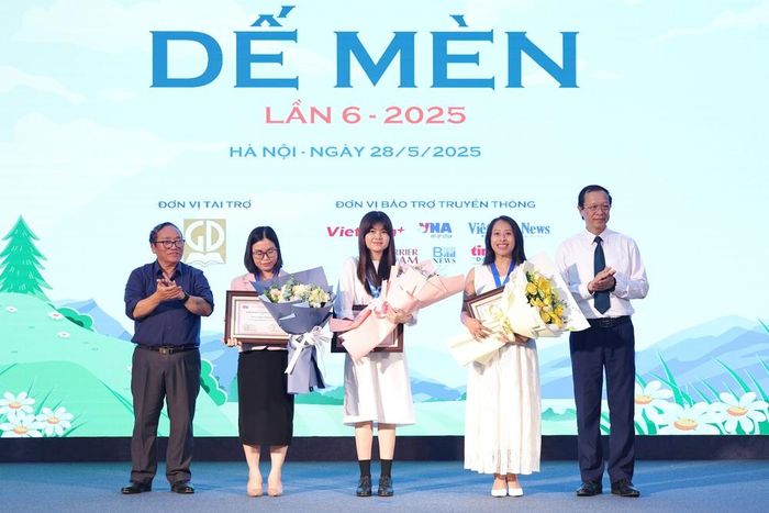 Nhà văn Nguyễn Hoàng Diệu Thủy (thứ 2 từ phải qua) đoạt Khát vọng Dế Mèn lần thứ 2 với tác phẩm "Cuốn cổ thư của một mẫu thần"