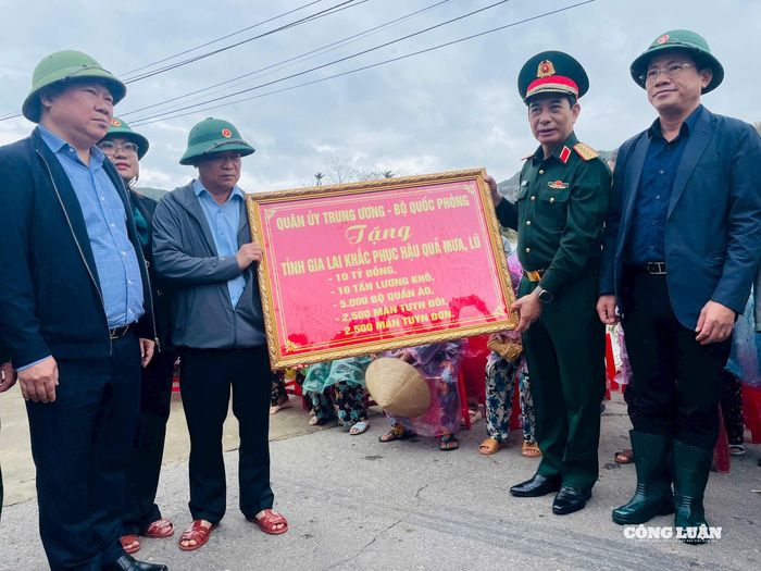 Quân ủy Trung ương, Bộ Quốc phòng hỗ trợ tỉnh Gia Lai 10 tỉ đồng, 10 tấn lương khô, 5.000 bộ quần áo, 2.500 màn tuyn đôi, 2.500 màn tuyn đơn