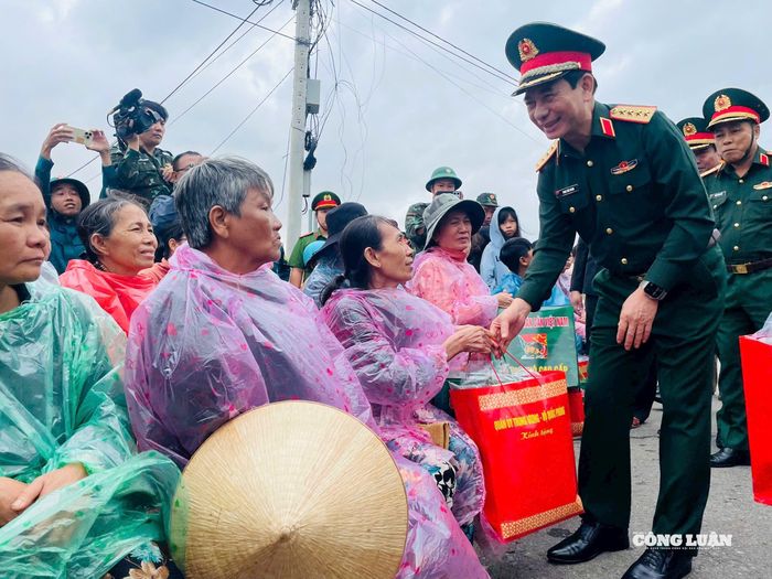 Đại tướng Phan Văn Giang tặng hỏi, động viên, chia sẻ và tặng quà người dân vùng lũ Gia Lai