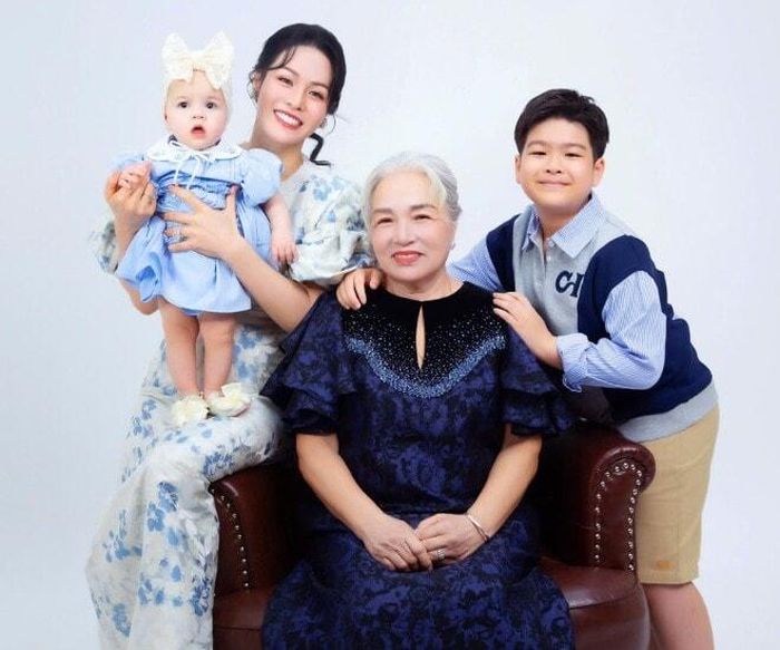Nhật Kim Anh chụp ảnh kỷ niệm cùng mẹ ruột và 2 con.