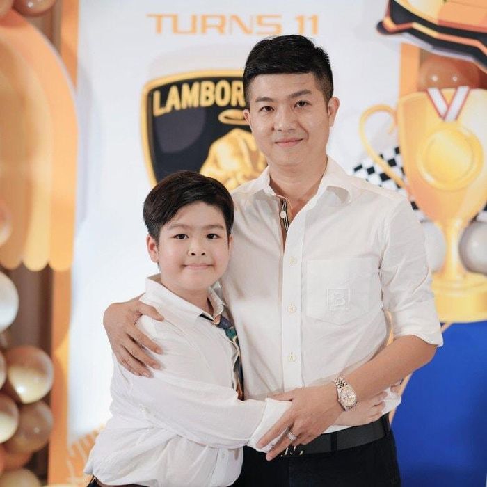 Bé Bửu Long được nhận xét điển trai giống hệt bố.
