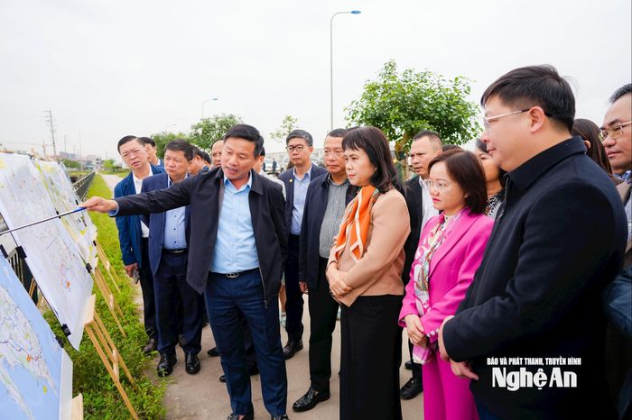 Đoàn khảo sát điểm đầu tuyến tại xã Hưng Nguyên (tỉnh Nghệ An). Ảnh: Thanh Lê