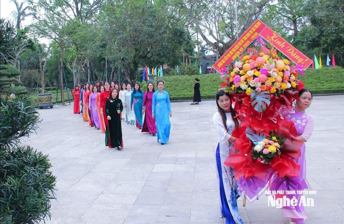 Đoàn công tác cơ quan Hội LHPN tỉnh về Khu Di tích Quốc gia đặc biệt Kim Liên tưởng niệm Chủ tịch Hồ Chí Minh. Ảnh: Mai Hoa