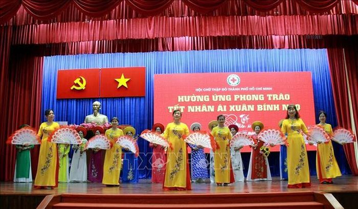 Ngày 21/11/2025, Hội Chữ thập đỏ Thành phố Hồ Chí Minh tổ chức phát động phong trào “Tết Nhân ái” Xuân Bính Ngọ 2026, kêu gọi toàn xã hội chung tay chăm lo tết cho người nghèo, người yếu thế. Ảnh: Thanh Vũ/TTXVN