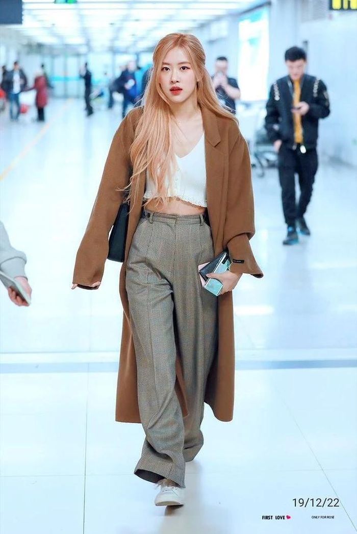 Rose ưu tiên giày sneaker thoải mái.