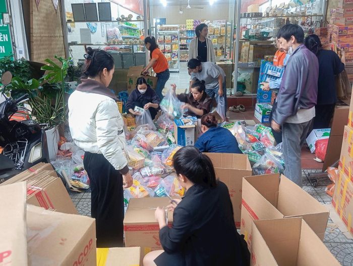 Hàng trăm phần quà cứu trợ được nhóm thiện nguyện Đà Nẵng đóng gói vào chiều 22/11 để chuyển đến đồng bào vùng lũ. Ảnh: XUÂN SƠN