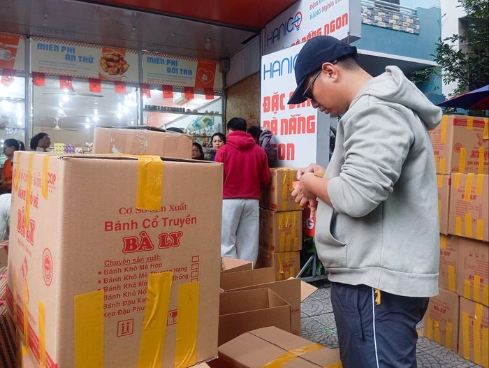 Các tình nguyện viên đóng gói hàng hóa cẩn thận. Ảnh: XUÂN SƠN