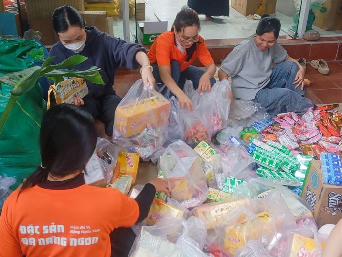Các tình nguyện viên khẩn trương đóng gói quà hỗ trợ. Ảnh: XUÂN SƠN