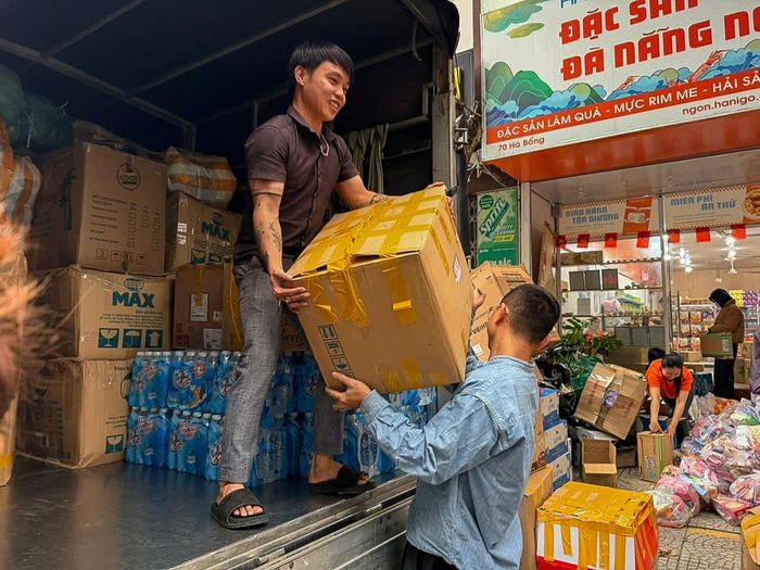 Những phần quà cứu trợ được tập kết lên xe để kịp giờ chở vào Đắk Lắk. Ảnh: XUÂN SƠN