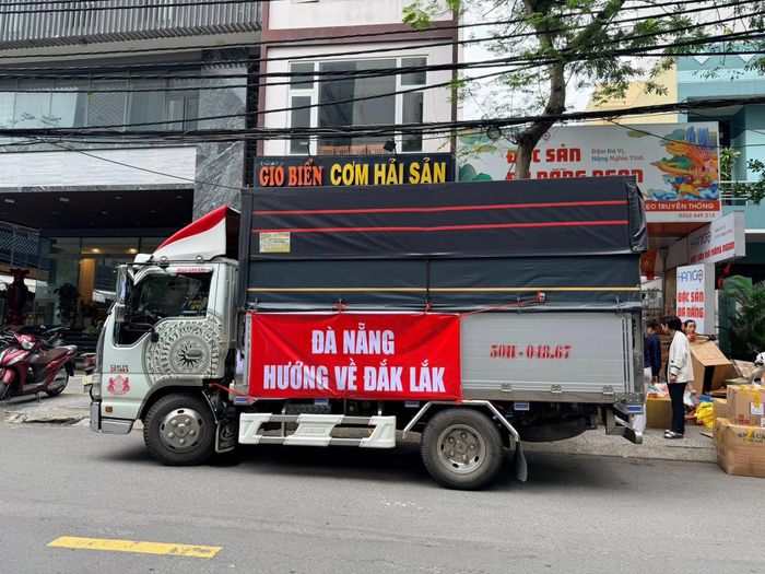 Những chuyến xe chở yêu thương từ Đà Nẵng vào tâm lũ Đắk Lắk. Ảnh: XUÂN SƠN