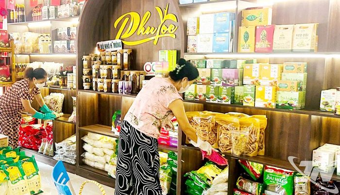 Khu bày bán sản phẩm của HTX Phú Lộc (ở phường Phan Đình Phùng) - đơn vị chuyên cung ứng nông sản địa phương. Ảnh: T.L