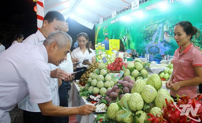 Khách hàng truy xuất nguồn gốc sản phẩm của HTX na La Hiên (xã La Hiên). Ảnh: T.L