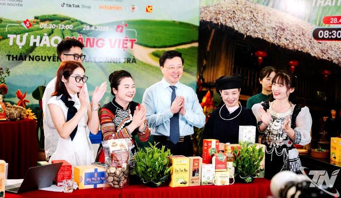 Các sản phẩm của HTX dược liệu Thiên Phúc (xã Đồng Hỷ) được giới thiệu trong chương trình “Tự hào hàng Việt - Thái Nguyên 2025”. Ảnh: T.L