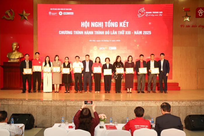 Trao giấy chứng nhận tổ chức Hành trình Đỏ cho các tỉnh/thành phố và trao giấy chứng nhận đồng hành cho các đơn vị tài trợ..