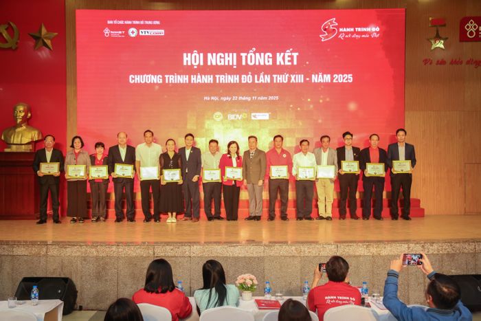 Ban tổ chức trao giấy chứng nhận tổ chức Hành trình Đỏ cho các tỉnh/thành phố và trao giấy chứng nhận đồng hành cho các đơn vị tài trợ.