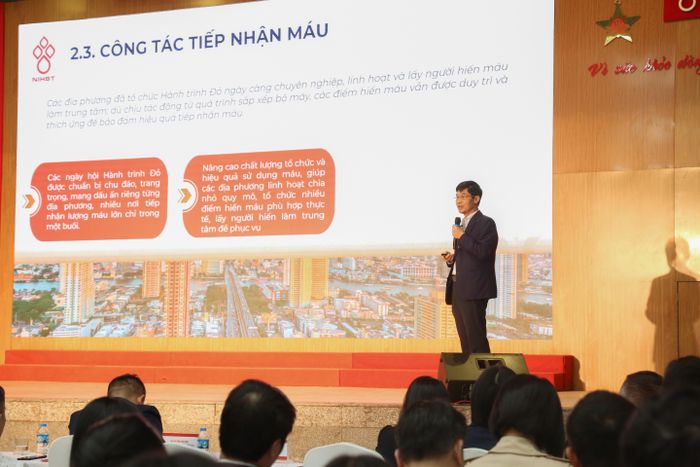 PGS.TS Trần Ngọc Quế, Giám đốc Trung tâm Máu quốc gia, Viện Huyết học – Truyền máu Trung ương, Phó trưởng Ban tổ chức Hành trình Đỏ báo cáo.