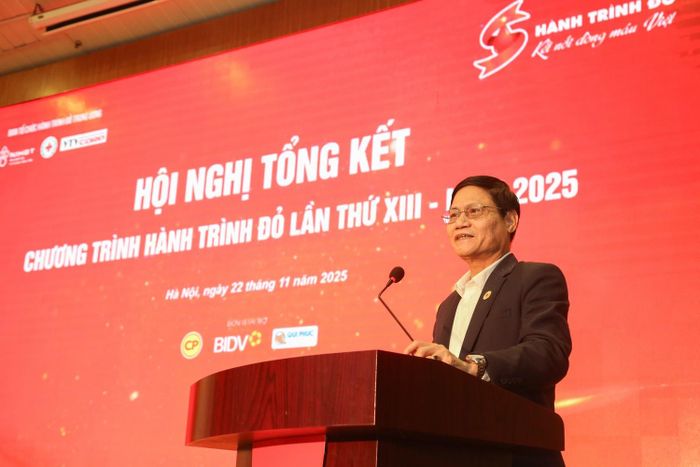 BS. Lê Gia Tiến, Chánh Văn phòng Ban Chỉ đạo quốc gia Vận động hiến máu tình nguyện, Đồng Trưởng Ban tổ chức Hành trình Đỏ phát biểu.