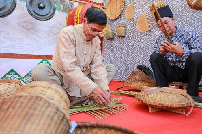 Đồng bào dân tộc Mường tỉnh Sơn La làm nghề truyền thống tại Ngày hội. Ảnh: Khánh Hòa - TTXVN