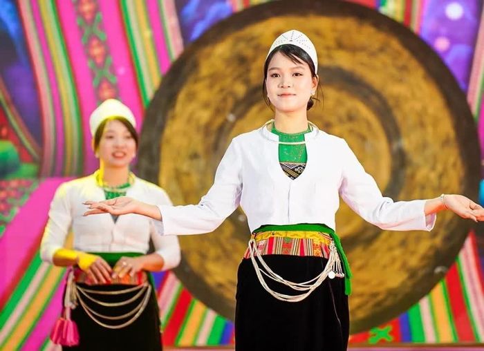 Các đội Mường tham gia trình diễn nghệ thuật tại Ngày hội. Ảnh: Khánh Hòa - TTXVN