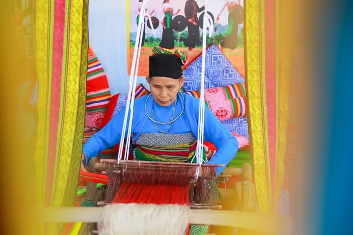 Đồng bào dân tộc Mường tỉnh Thanh Hóa làm nghề truyền thống tại Ngày hội. Ảnh: Khánh Hòa - TTXVN