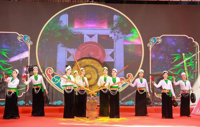 Các đội Mường tham gia trình diễn nghệ thuật tại Ngày hội. Ảnh: Khánh Hòa - TTXVN