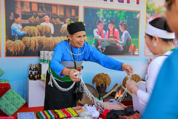 Gian trưng bày của các cộng đồng Mường thu hút người dân và khách tham quan. Ảnh: Khánh Hòa - TTXVN