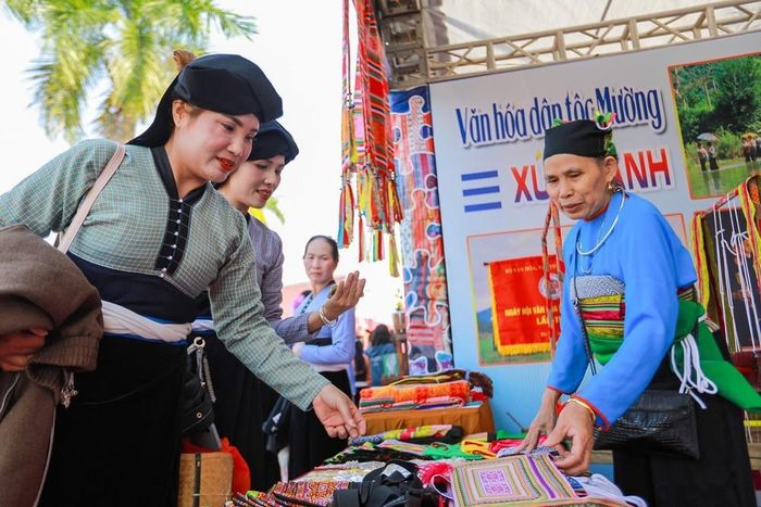 Gian trưng bày của các cộng đồng Mường thu hút người dân và khách tham quan. Ảnh: Khánh Hòa - TTXVN