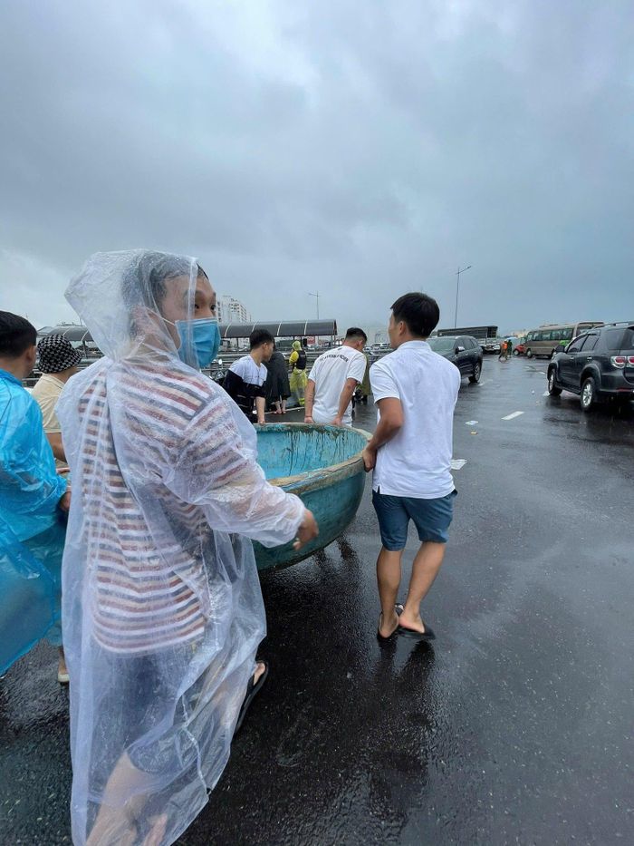 Cầu thủ Hữu Khôi hỗ trợ người dân ở Nha Trang – Khánh Hòa trong dịp mưa lũ.