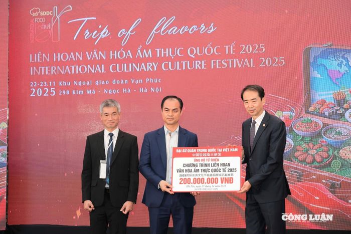 Đại sứ quán Trung Quốc tại Việt Nam ủng hộ từ thiện 200.000.000 VND.