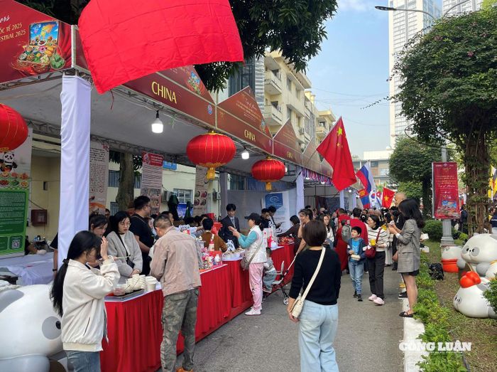 Liên hoan Văn hóa Ẩm thực 2025 thu hút đông đảo du khách tới tham quan.