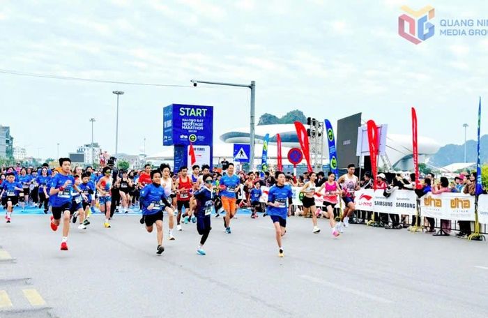 Cung đường chạy nằm trong Top 50 đường chạy đẹp nhất thế giới, với vẻ đẹp kỳ vĩ của vịnh Hạ Long. Ảnh: Báo Quảng Ninh.