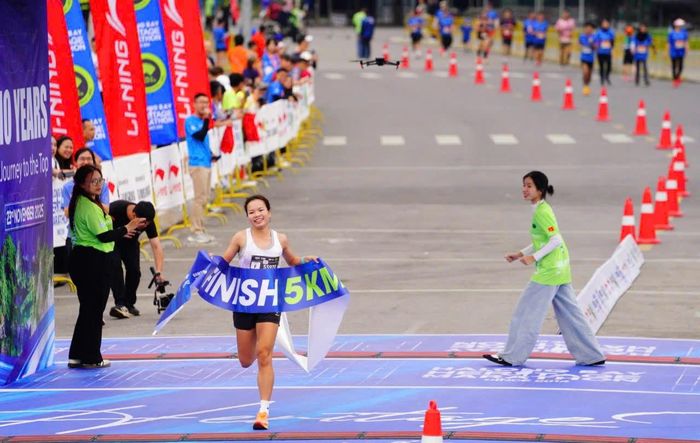 Vận động viên Trưởng Mành Trang, top 1 nữ, cự ly 5km. Ảnh: Sở VHTT&DL Quảng Ninh cung cấp.