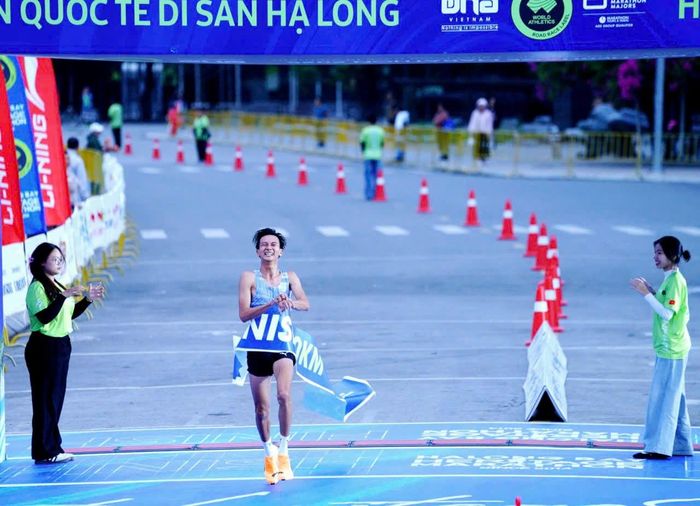 Vận động viên Nguyễn Văn Khang, Top 1 nam, cự ly 10km. Ảnh: Sở VHTT&DL Quảng Ninh cung cấp.