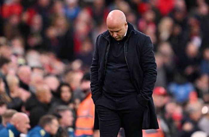 Arne Slot đang gặp vấn đề nghiêm trọng với Liverpool.