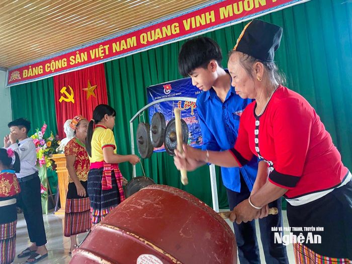 Các thành viên Câu lạc bộ dân ca, dân nhạc, dân vũ bản Bộng, xã Thanh Bình Thọ truyền dạy cách chơi nhạc cụ dân tộc cho thanh thiếu niên. Ảnh: Minh Quân