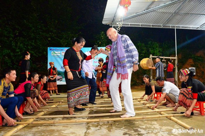 Đưa dân ca, dân vũ vào phát triển du lịch cộng đồng ở bản Khe Rạn, xã Con Cuông. Ảnh: Thành Cường