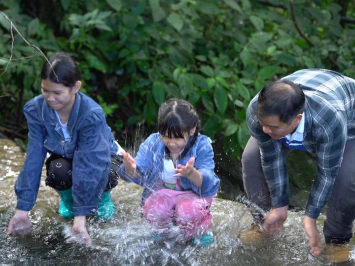 Cha con vạn dặm: Ông bố đưa con gái lên núi trồng sâm và những bài học giá trị - Ảnh 3.