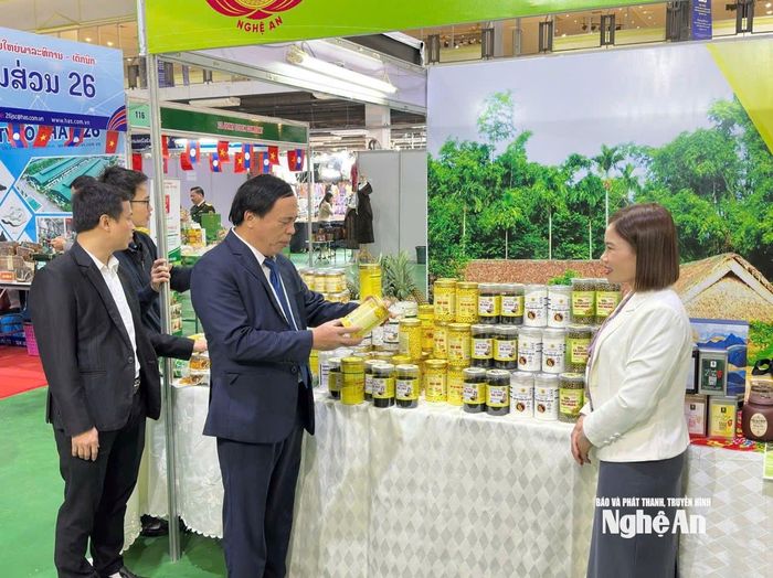 Lãnh đạo Sở Công Thương tham quan gian hàng sản phẩm OCOP của Nghệ An được trưng bày tại Hội chợ. Ảnh PV