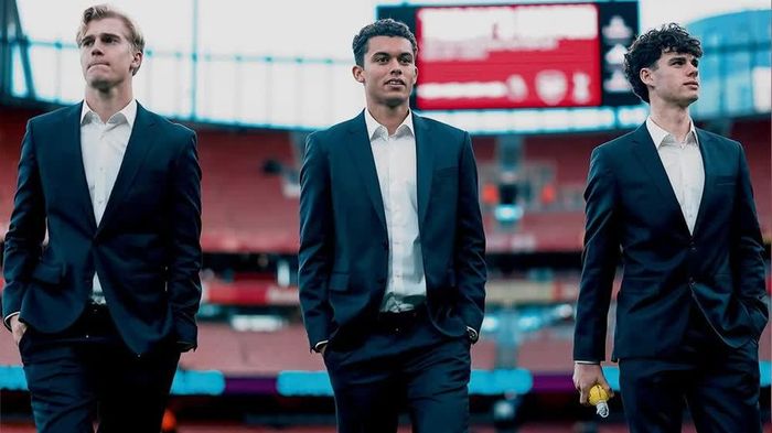Các cầu thủ Tottenham tới sân