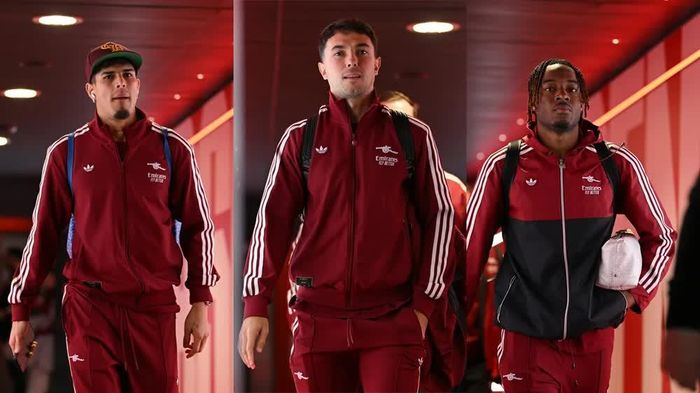Các cầu thủ Arsenal tới sân