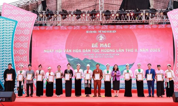 Trao 15 giải B cho các hạng mục tham gia Ngày hội Ngày hội Văn hóa dân tộc Mường lần thứ 2, năm 2025. Ảnh: Khánh Hòa - TTXVN