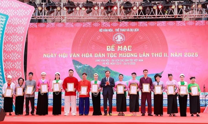 Trao 15 giải A cho các hạng mục tham gia Ngày hội Ngày hội Văn hóa dân tộc Mường lần thứ 2, năm 2025. Ảnh: Khánh Hòa - TTXVN